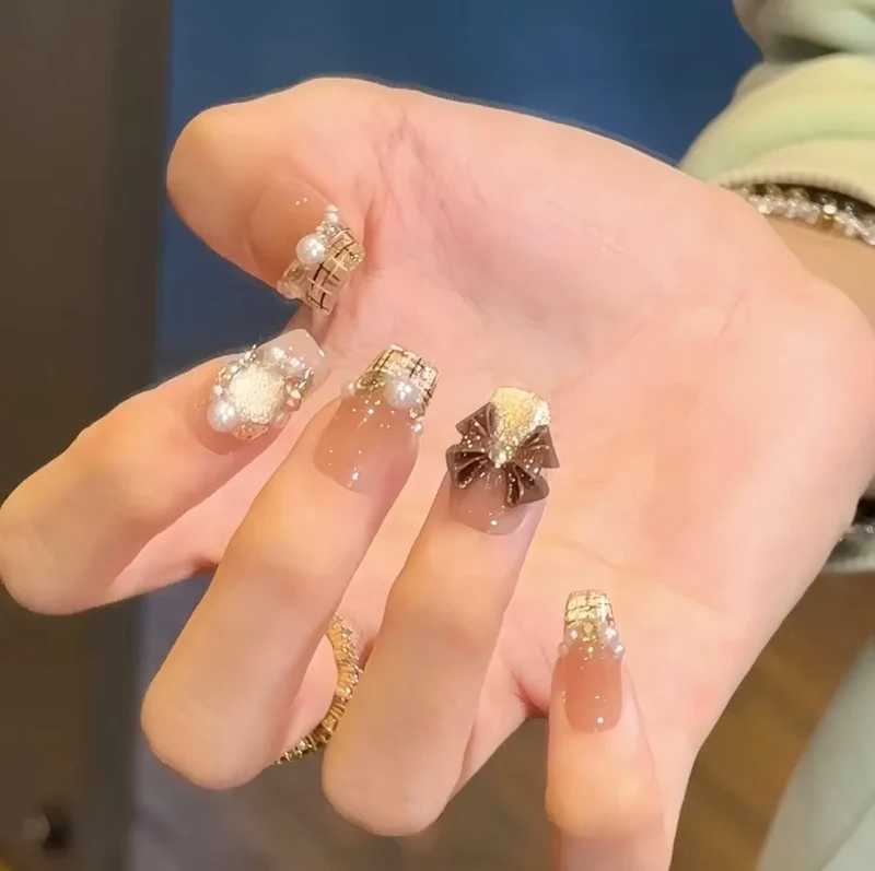 Luxuriöse dekorative Nagelkunstschleife