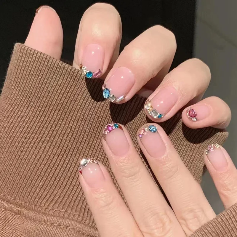 Glamouröse mit Kristallen verzierte Nageldesigns