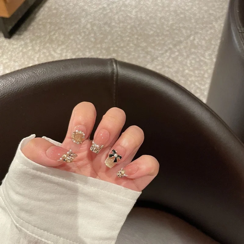 Luxuriöses Press-On-Nagelset mit dekorativen Akzenten