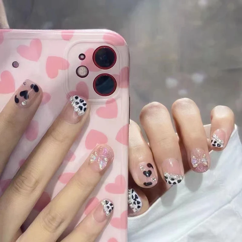 Dekorative Press-On-Nagelset mit eleganten Herz- und Schleifendetails