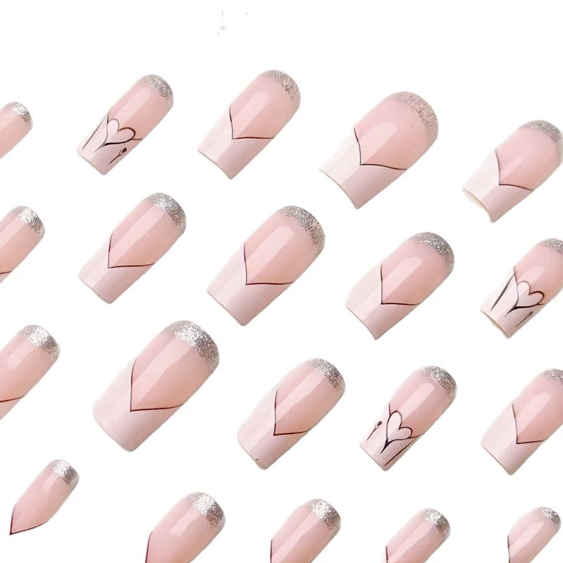 Elegantes Herzdesign Nagelkunst