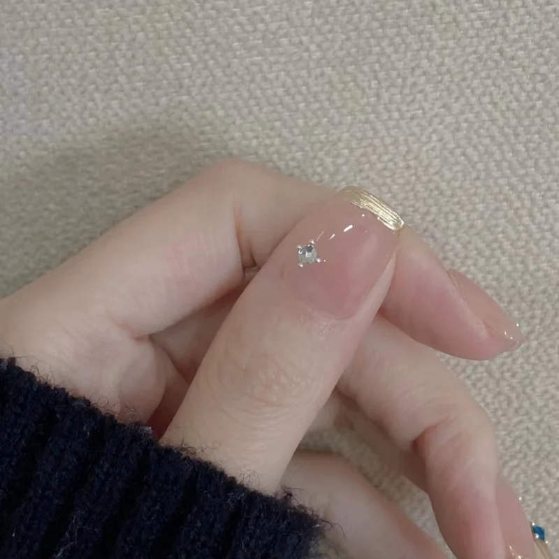 Dekoratives Press-On Nagelkunst-Set mit eleganten Edelsteindetails