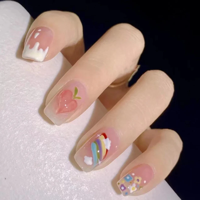 Künstlerische Nagelverzierungen