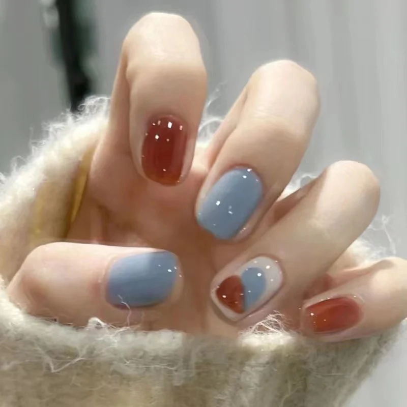 Künstlerisches Press-On-Nagelset mit einzigartigen geometrischen Mustern