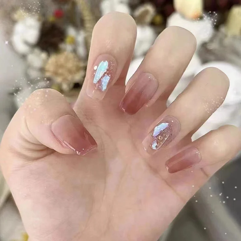 Künstlerisches Druck-Nagelset mit einzigartigen Akzentdesigns