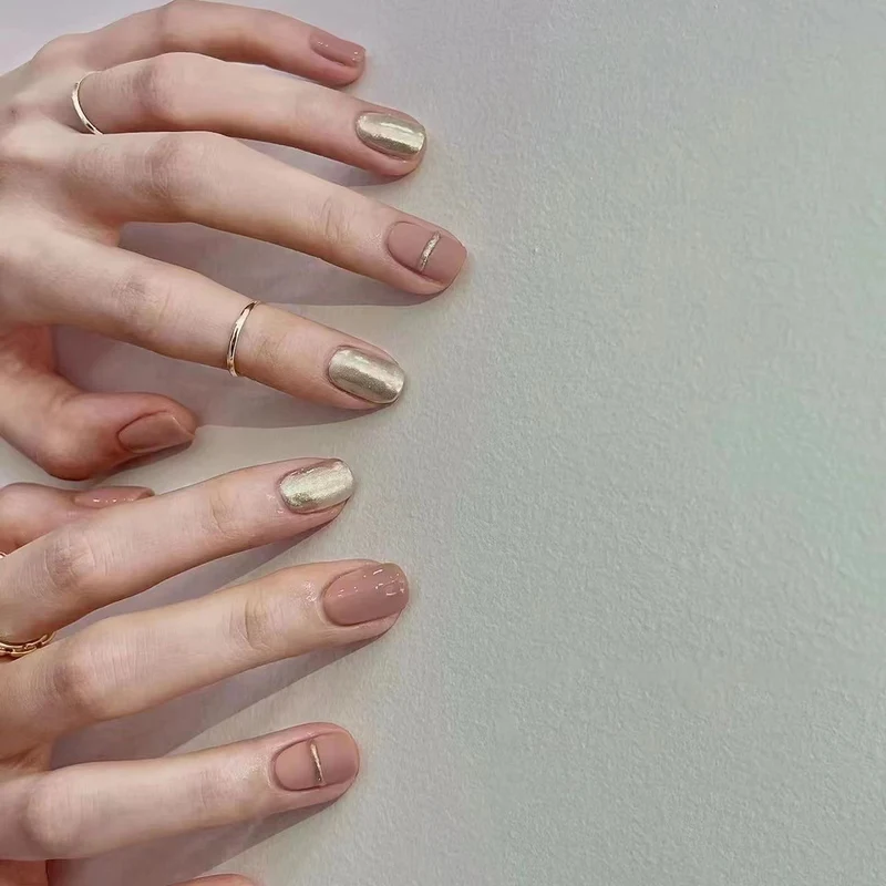 Elegantes Press-On-Nagelset mit metallischen Akzenten