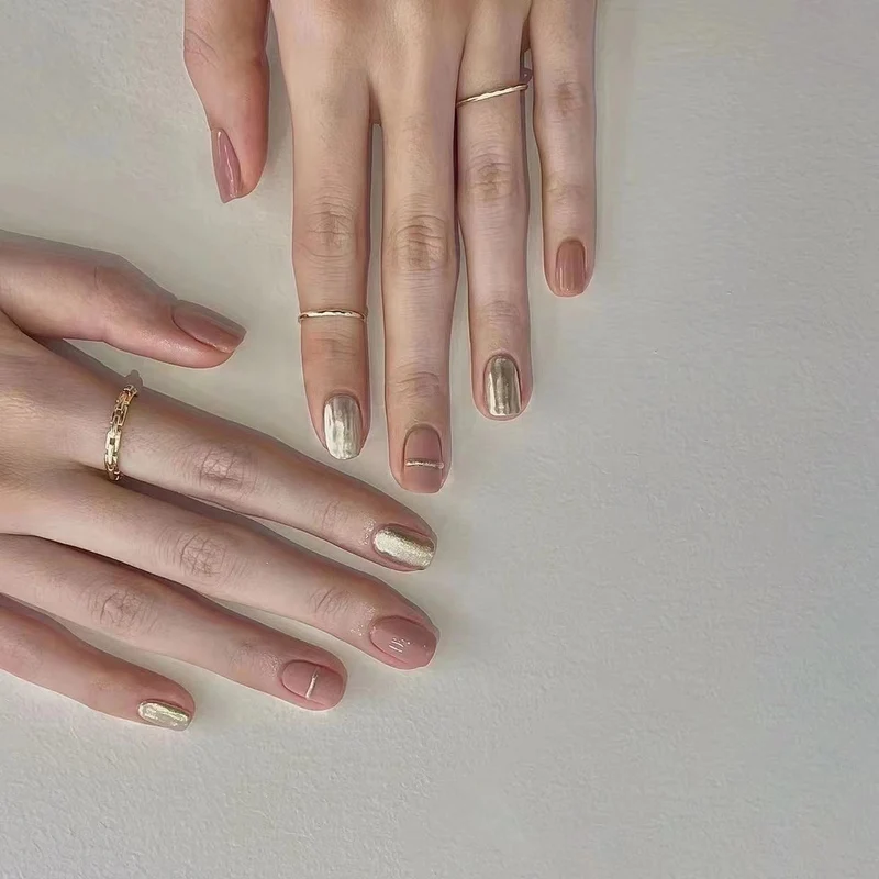 Elegantes Press-On-Nagelset mit metallischen Akzenten