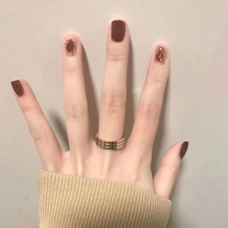 Künstlerisches Press-On-Nagelset mit goldenen Akzenten