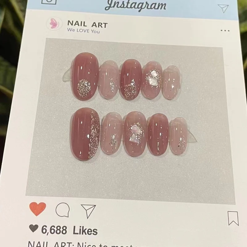 Künstlerisches Press-On Nagelset mit Kristallakzenten