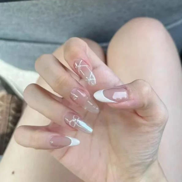 Künstlerisches Press-On-Nagelset mit Schleife und geometrischem Design