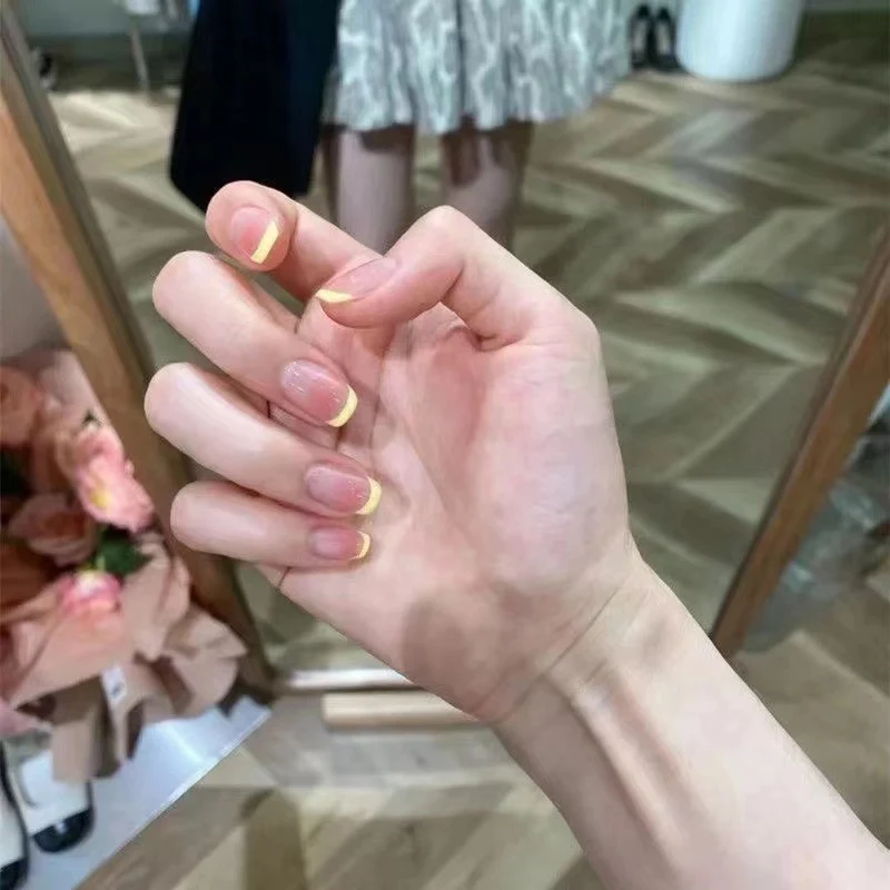 Elegante French Tip Press-On Nägel mit einzigartiger Oberfläche