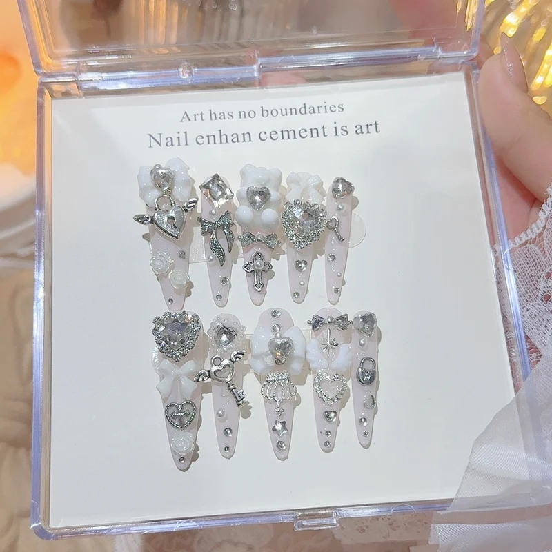 Dekorative Strass Nagelkunst Tips