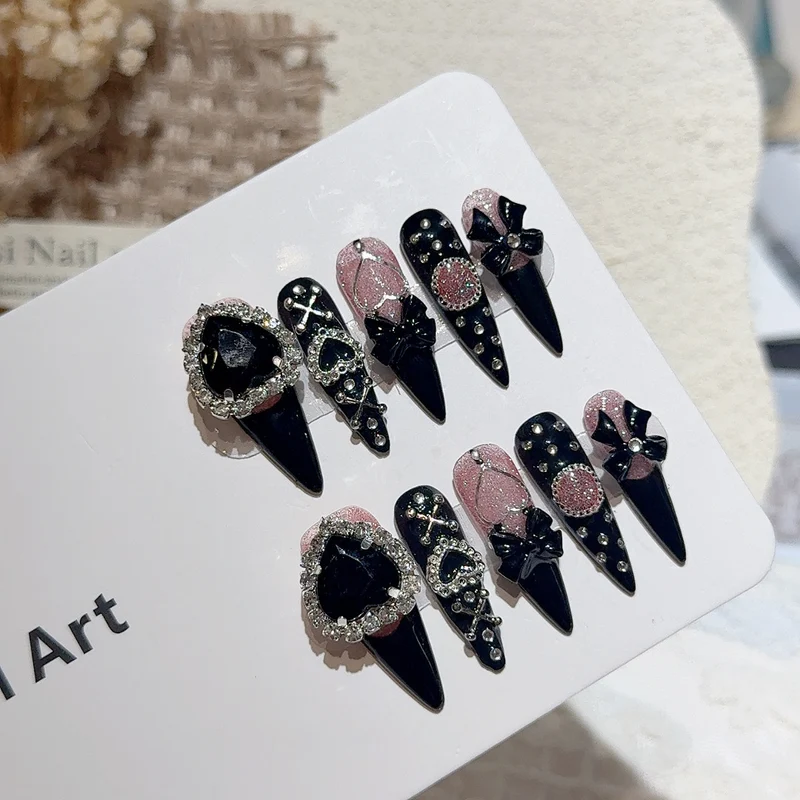 Gothic-inspirierte dekorative Press-On-Nagelkunst