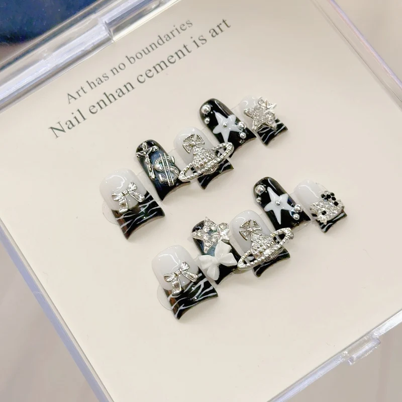 Dekorativer mit Strass besetzter Nail Art Set
