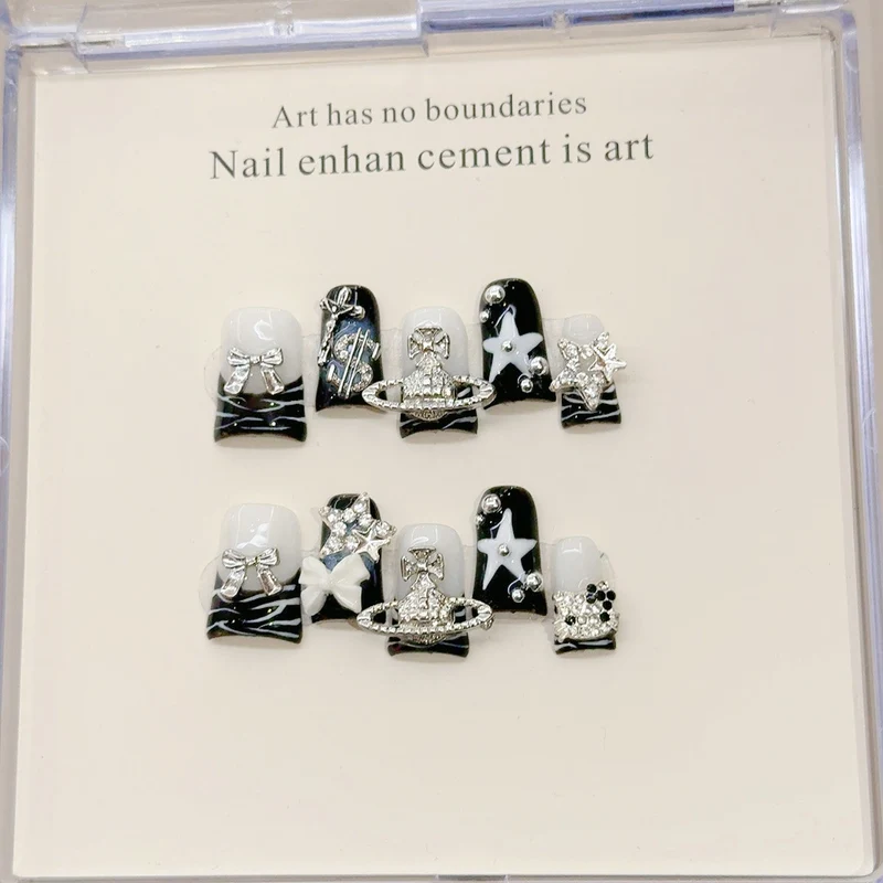 Dekorativer mit Strass besetzter Nail Art Set