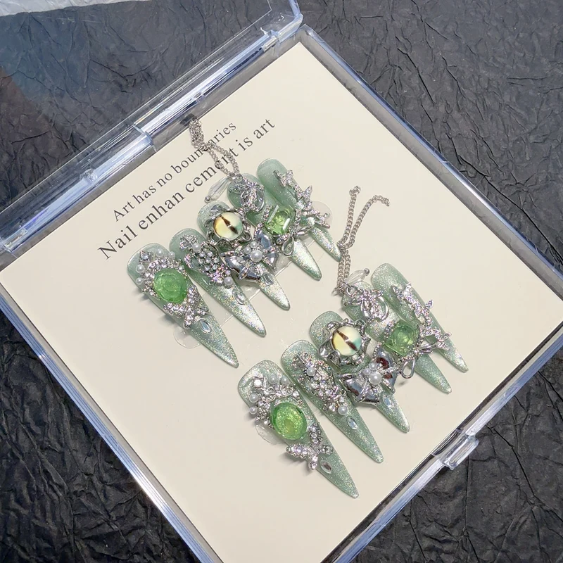 Dekorative mit Rhinestones veredelte Nagelspitzen