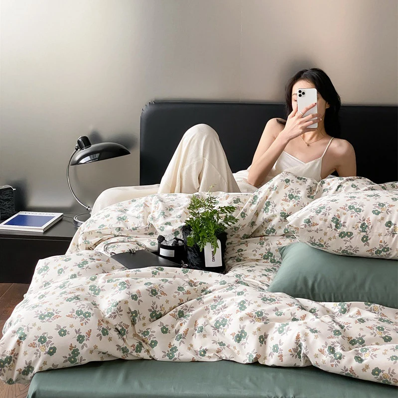 Wendbares Bettbezugsset aus Baumwoll-Perkal mit zartem Wildblumen-Motiv und Kissenhüllen