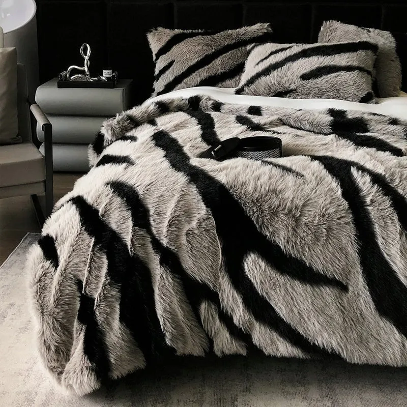 Tagesdecke aus Kunstfell mit Zebra‑Optik und extra flauschiger Struktur