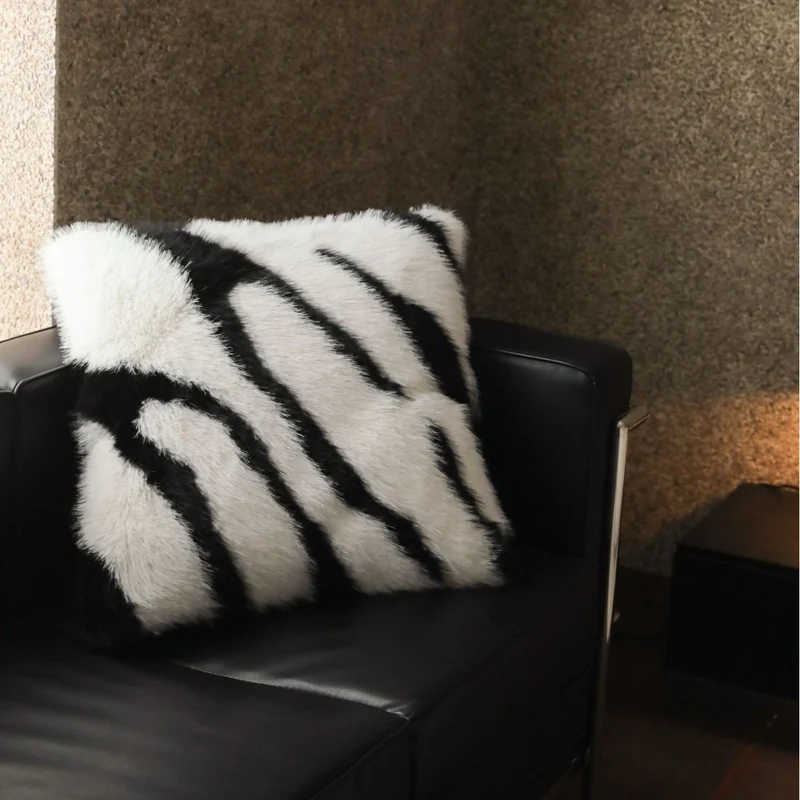 Tagesdecke aus Kunstfell mit Zebra‑Optik und extra flauschiger Struktur