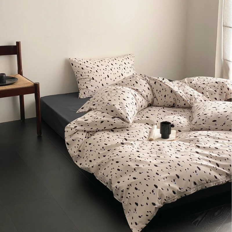 Shabby-Chic Baumwollsatin-Bettgarnitur mit Rüschenvolant und Aquarellrosen-Print
