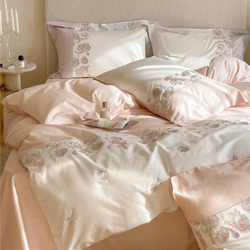 Premium-Bettbezuggarnitur aus Baumwollsatin mit floraler Bordürenstickerei und Wendefunktion