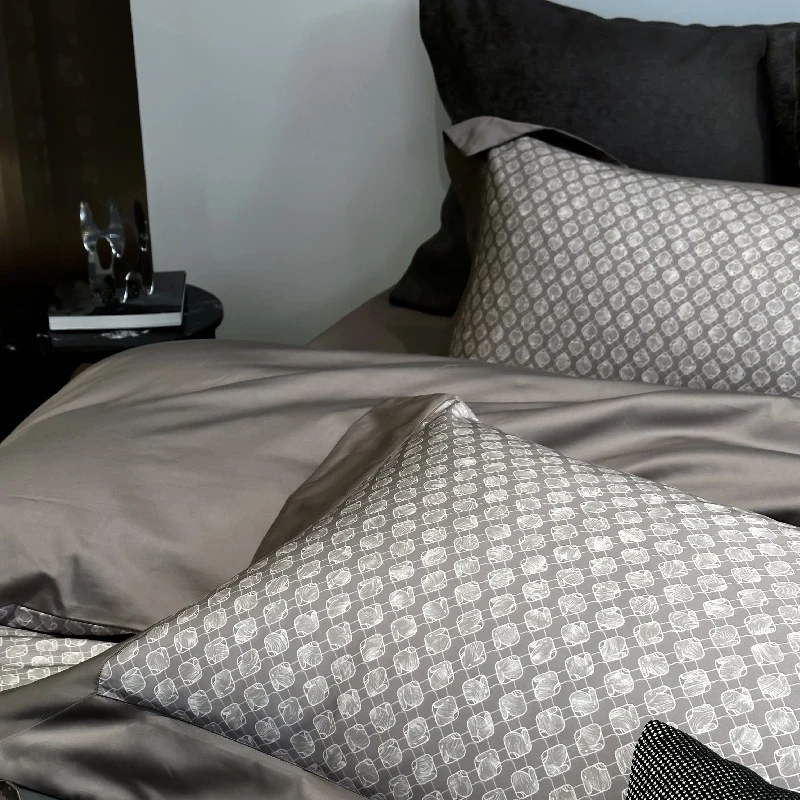 Elegante Bettwäsche-Garnitur aus Baumwollsatin mit dezentem Jacquardmuster und Wendefunktion