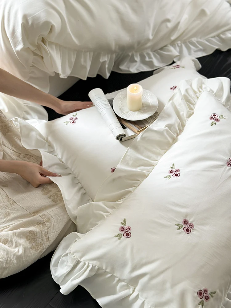 Elegante Bettwäsche-Garnitur aus atmungsaktivem Baumwollsatin mit zierlicher Blumenstickerei und Rüschensaum