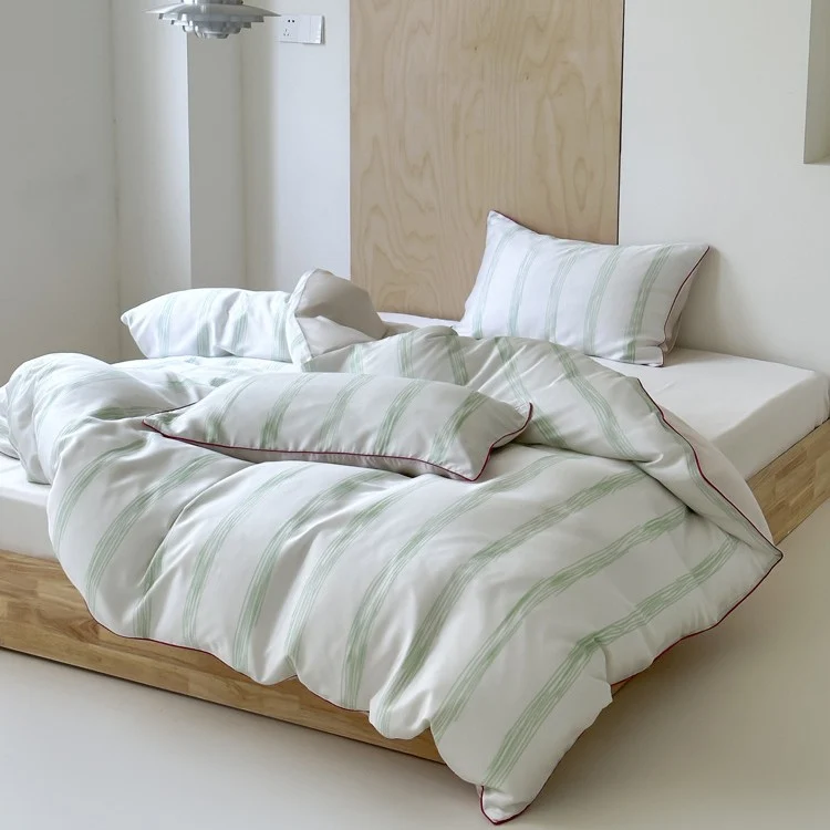 Modernes gestreiftes Bettwäscheset aus Baumwollsatin mit handgezeichneten Streifen und Kontrastpaspel