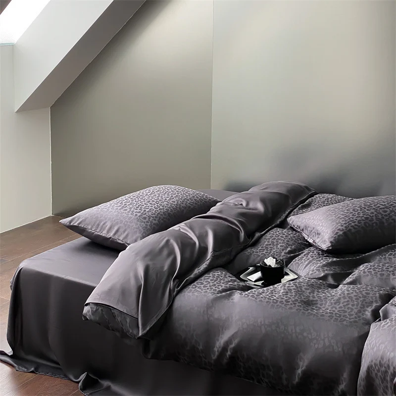 Luxuriöse Satin-Bettwäschegarnitur mit Jacquard-Leopardenmuster und seidig-mattem Finish