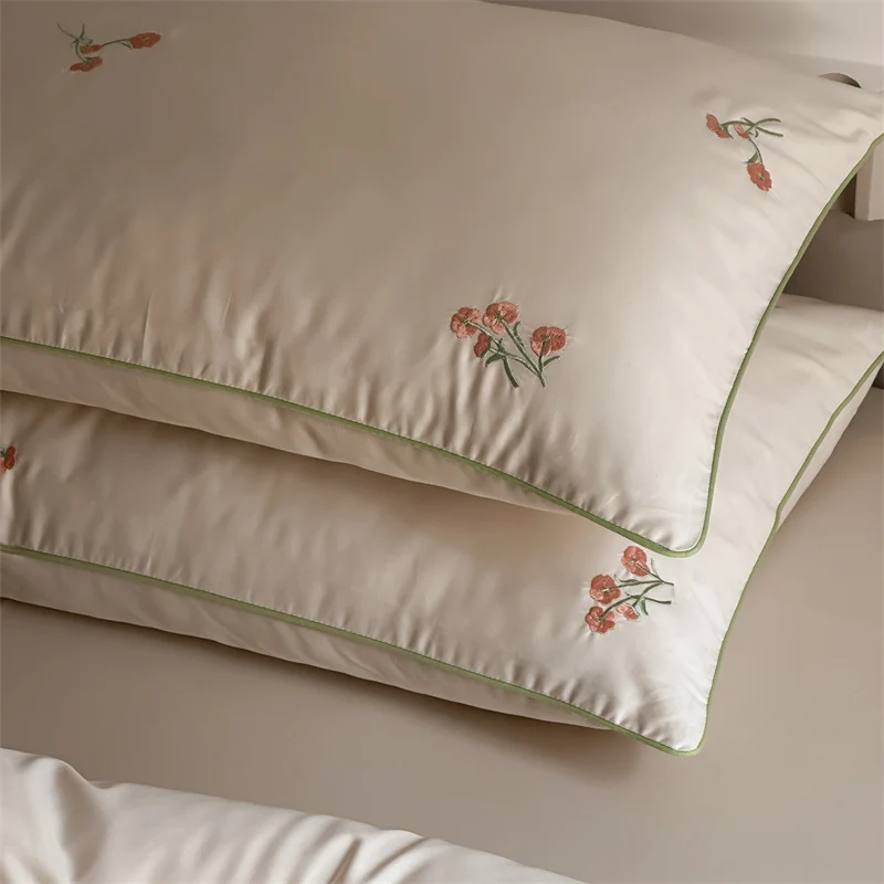 Luxuriöse Baumwollsatin-Bettgarnitur mit zarter Blumenstickerei und seidig-matter Oberfläche