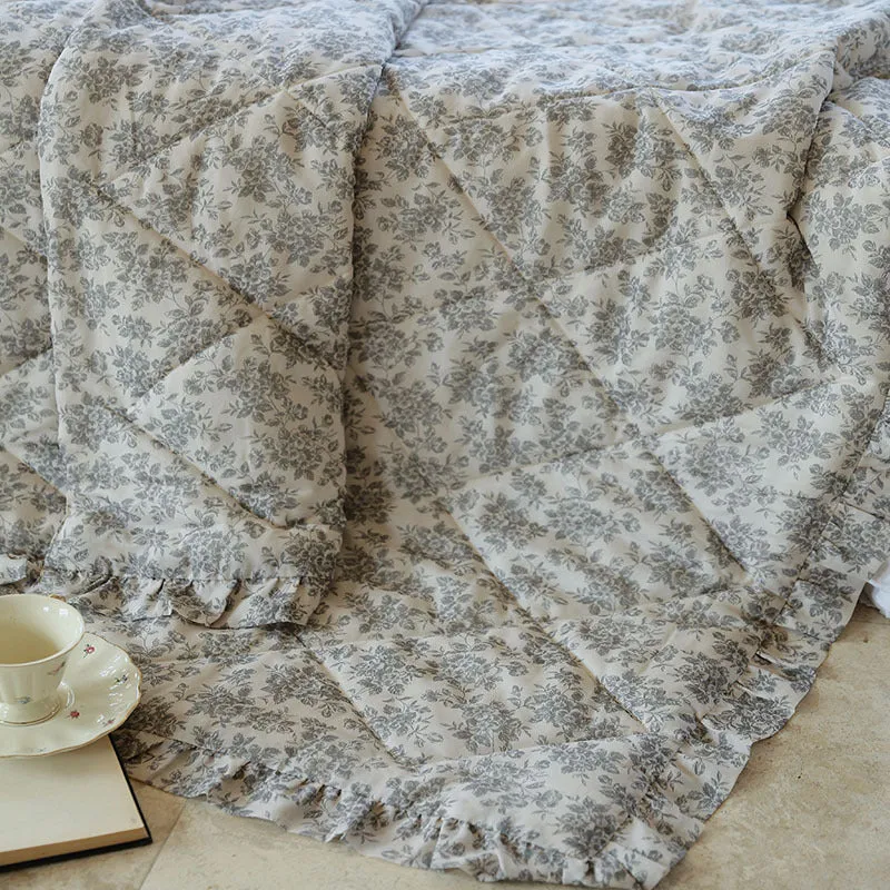 Leicht gesteppte Wohndecke im Vintage‑Blumenprint mit Rüschenrand