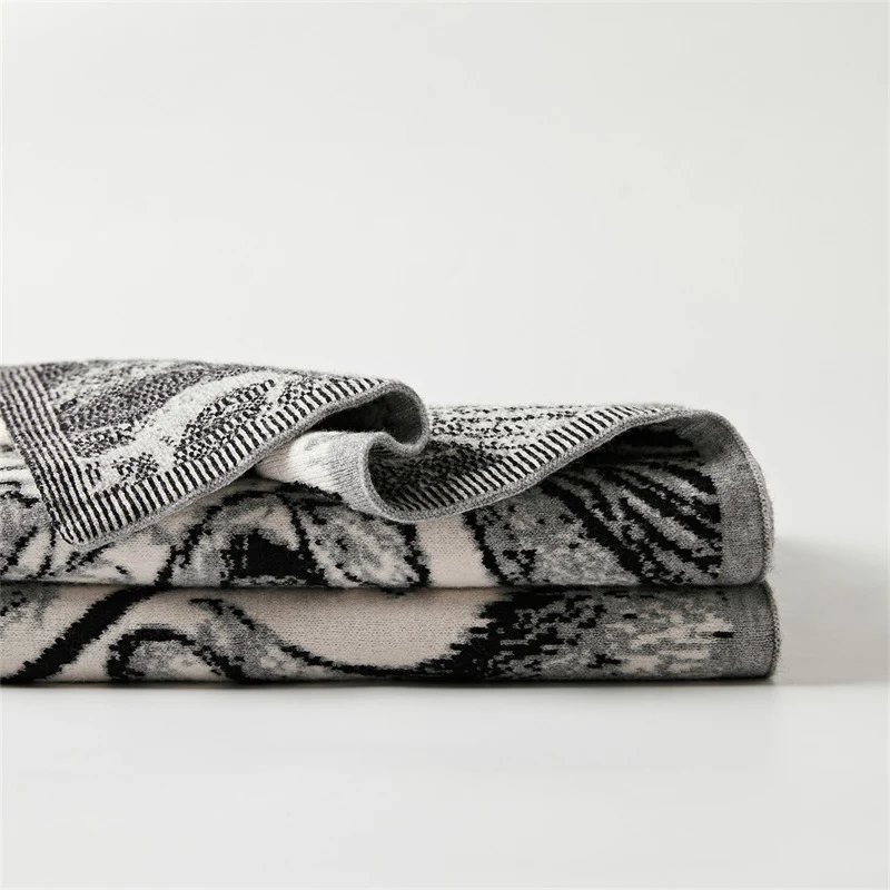 Kuschelige Wohndecke mit detailliertem Jacquard-Tiermotiv