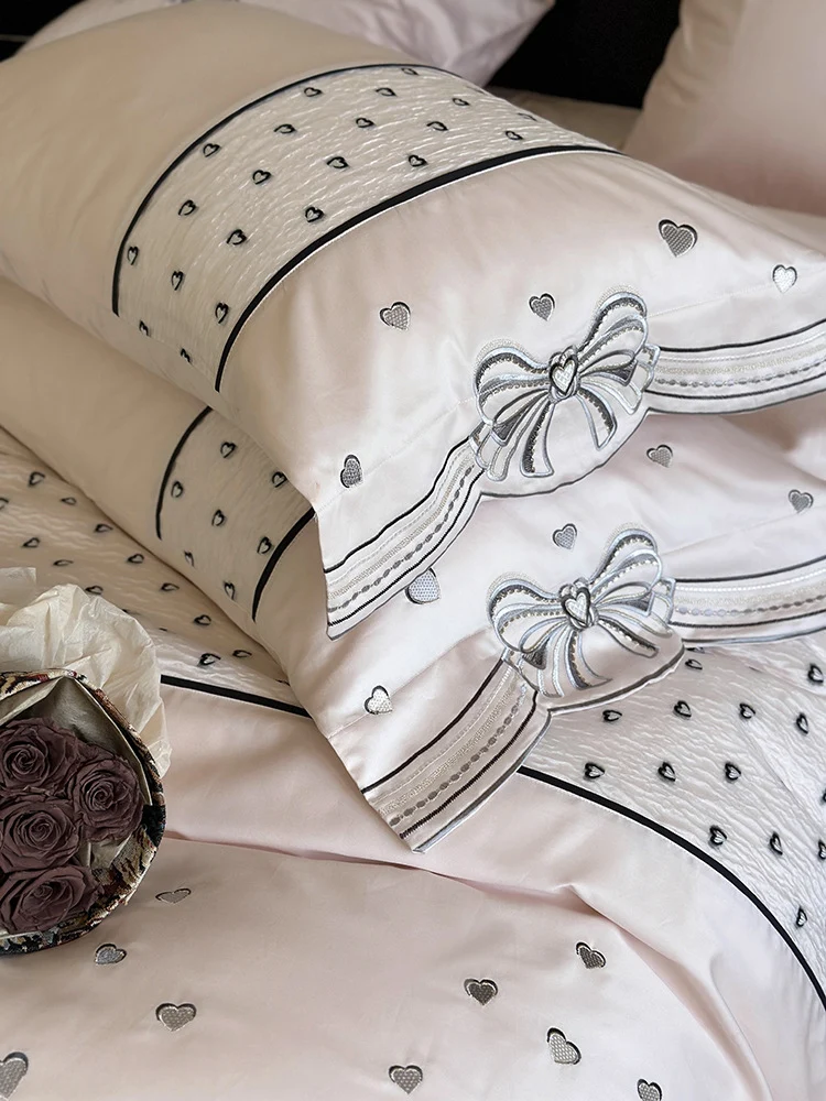 Romantisches Baumwollsatin-Bettwäscheset mit gestickten Schleifenborten und Zierkissen