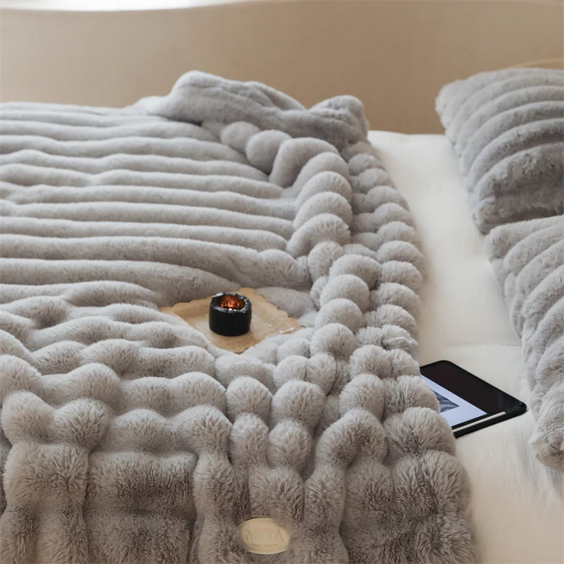 Kuscheldecke aus Kunstfell mit geripptem Strukturdesign und samtweichem Flor