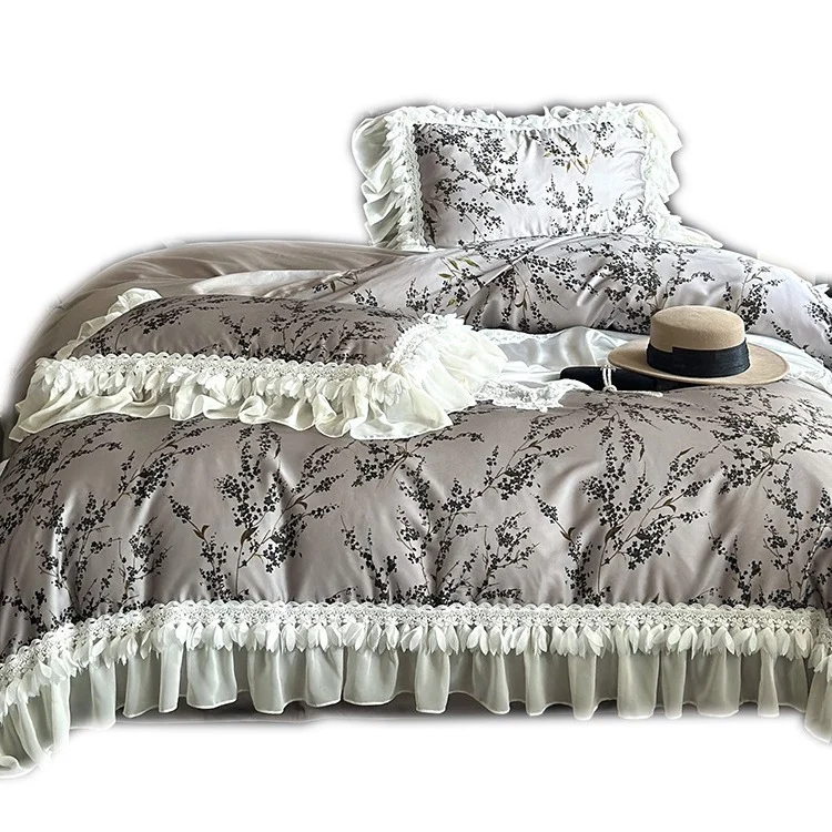 Satin-Bettgarnitur mit floraler Druckdecke, gestuftem Rüschenkissen & Spitzenbesatz