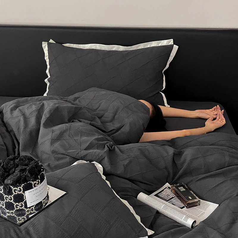 Gepolsterte Steppbett-Garnitur aus Baumwollsatin mit kontrastierender Kederkante