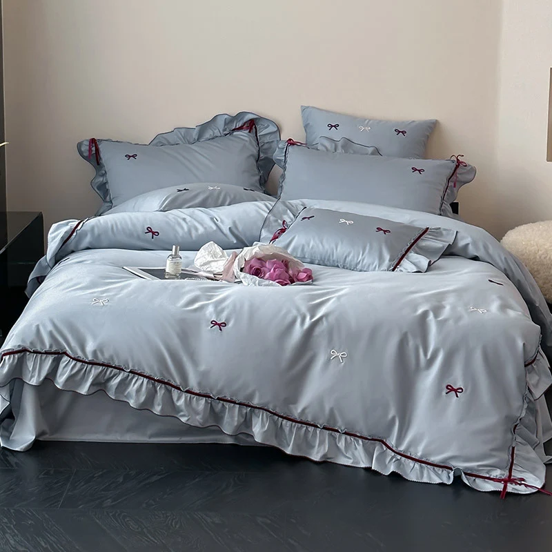 Premium-Bettgarnitur aus Baumwollsatin mit Volant und Schleifenstickerei