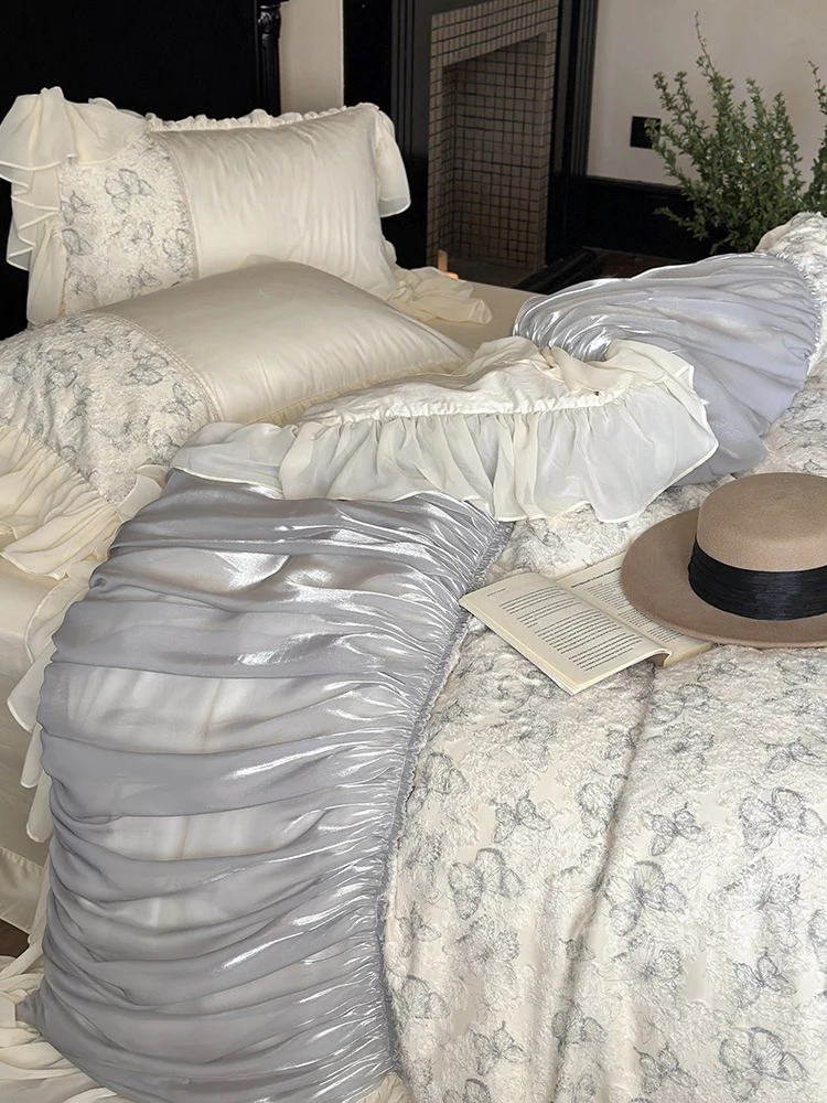 Luxus-Bettwäsche-Set mit gerafftem Satin-Dekor, floraler Jacquard-Bettdecke & Volant-Kissen