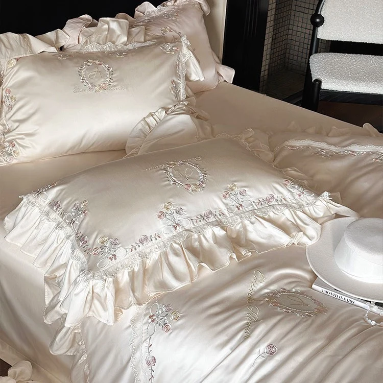 Luxuriöses Satin-Bettwäscheset mit feiner Blumenstickerei und Rüschen