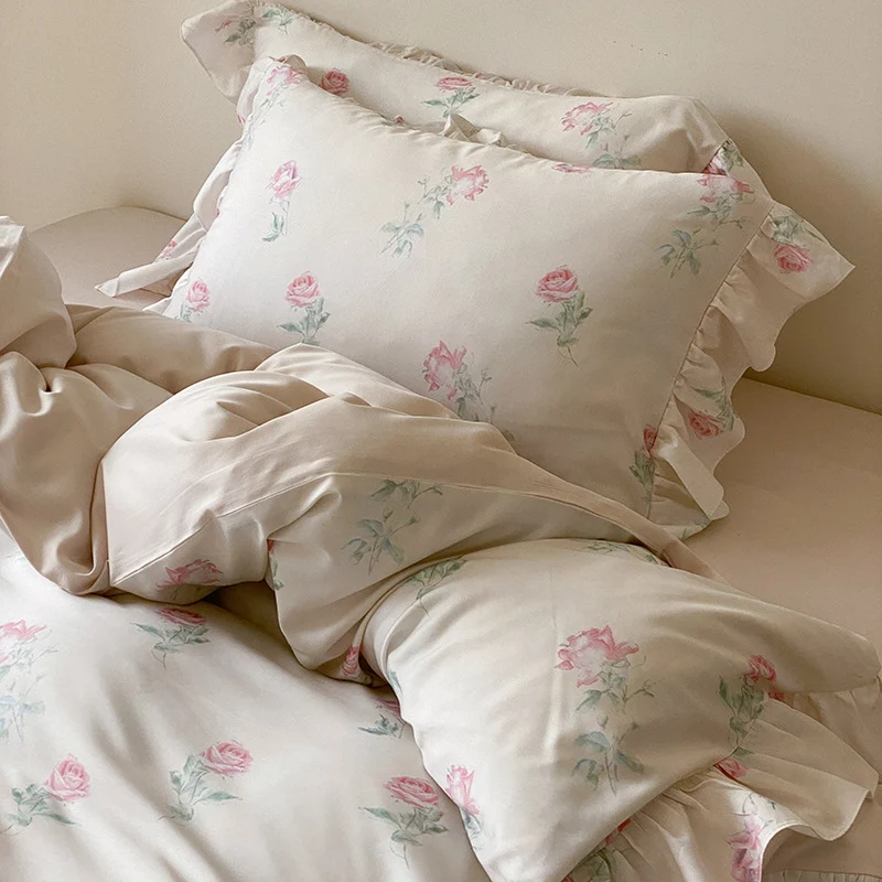Luxuriöses Satin-Bettwäsche-Set mit zarten Rosenmuster und Rüschensaum