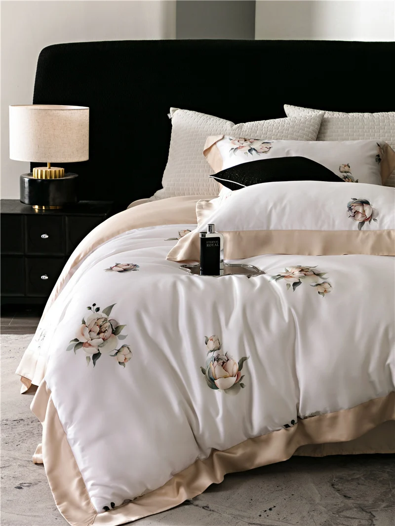 Duvetbezug-Set aus Baumwollsatin mit dezentem Aquarell-Blumenprint und seidig-matter Haptik