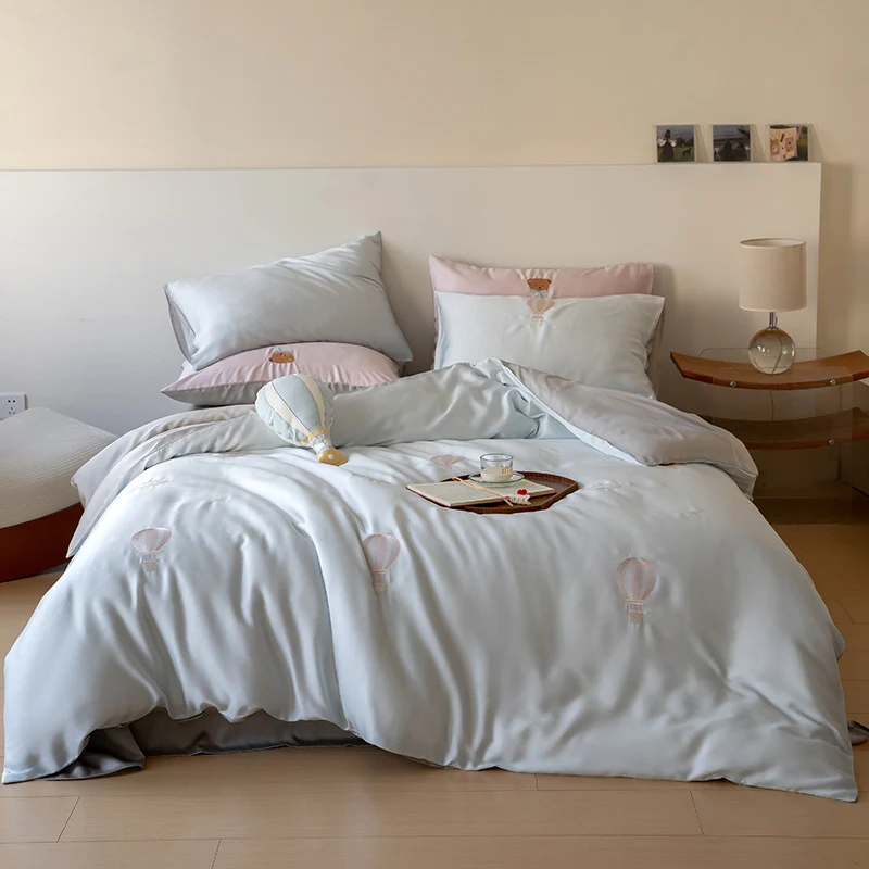 Bettwäschegarnitur mit gestickten Heißluftballon-Motiven und seidigem Satin-Finish