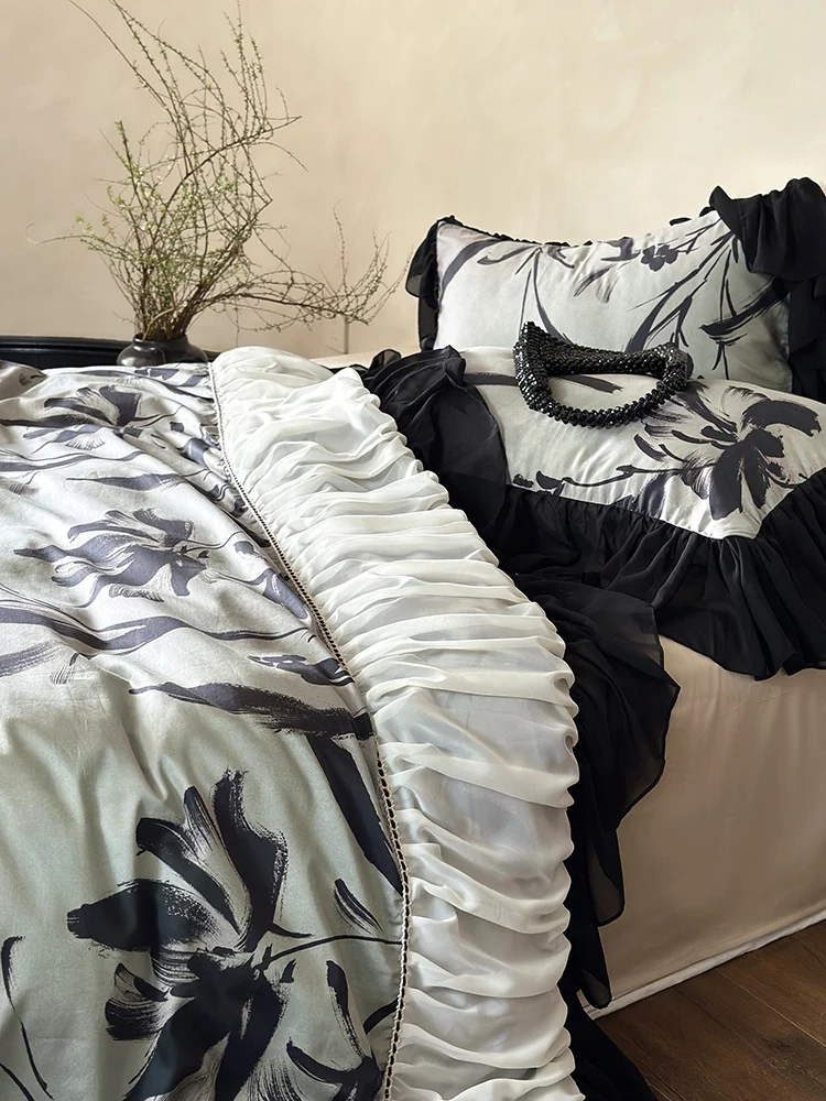 Romantischer Bettbezug mit gerafftem Volant, Chiffon-Rüschensaum und großfloralem Print