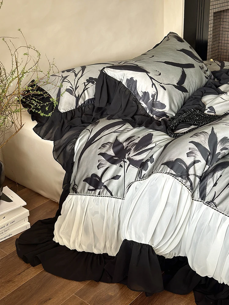 Romantischer Bettbezug mit gerafftem Volant, Chiffon-Rüschensaum und großfloralem Print