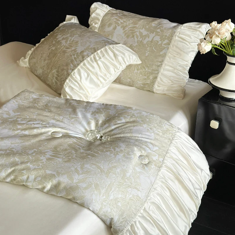 Bettgarnitur aus Satin-Jacquard mit gerafftem Volant und edlen Kissenbezügen