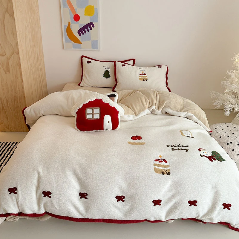 Kuschelige Wendbare Bettgarnitur aus Teddyfleece mit gestickten Motiven und dekorativer Paspel