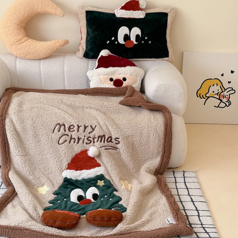 Kuschelige Weihnachts-Wohndecke mit appliziertem Tannenbaummotiv und Sherpa-Futter