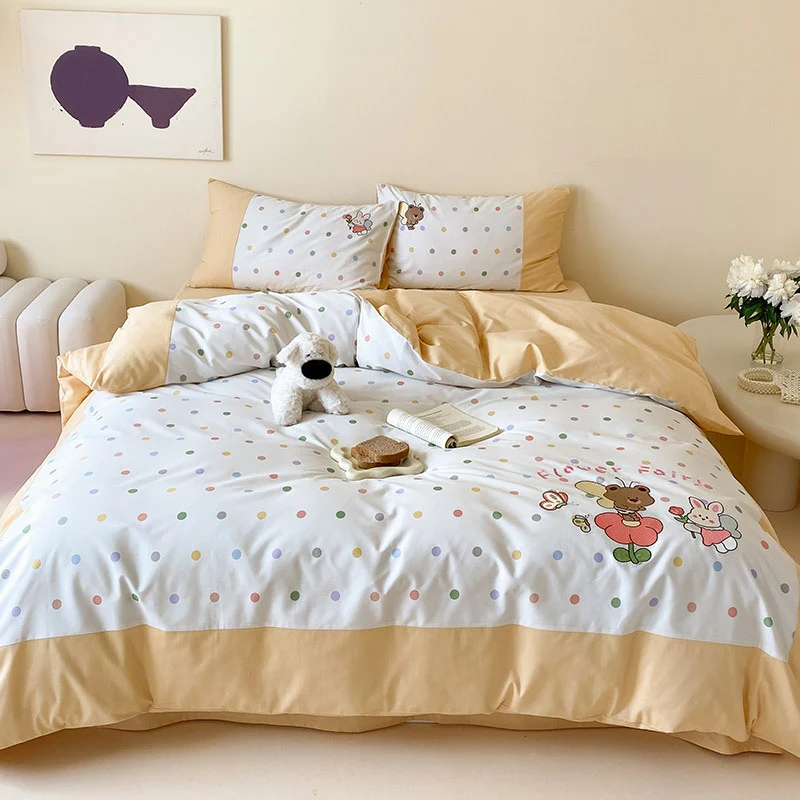 Kinderbettwäsche-Set aus feinem Baumwoll-Mix mit pastellfarbenem Pünktchenprint und Teddy-Applikation
