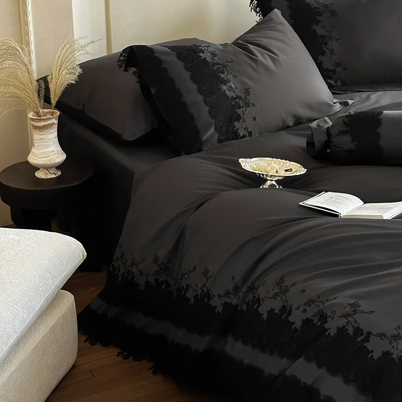 Glänzende Satin-Bettgarnitur mit feiner Spitzenapplikation und floraler Reliefstickerei