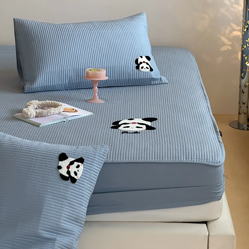 Gepolsterte Matratzenauflage mit Rippstruktur, elastischem Spannrand und Panda-Stickerei